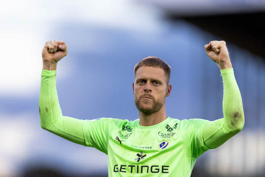 Halmstads målvakt Malkolm Nilsson Säfqvist jublar