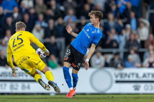 Östers målvakt Mathias Nilsson och Halmstads Alexander