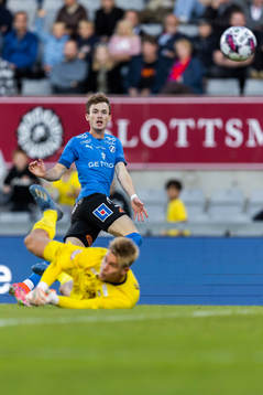 Halmstads Alexander Johansson gör 2-0 på Östers målvakt