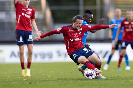 Östers Mattias Pavic och Halmstads Thomas Boakye