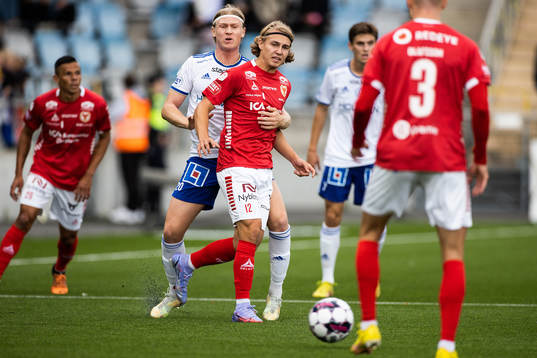 Kalmars Sebastian Nanasi och IFK Norrköpings Daniel Fritz
