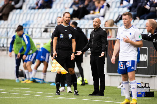 Kalmars tränare Henrik Rydström reagerar mot ett domslut