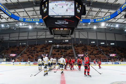 HV71s och Luleås spelare på isen