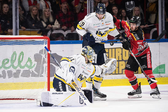 HV71s målvakt Joni Ortio och Sam Vigneault mot Luleås