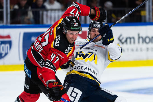 Luleås Leo Komarov tacklas