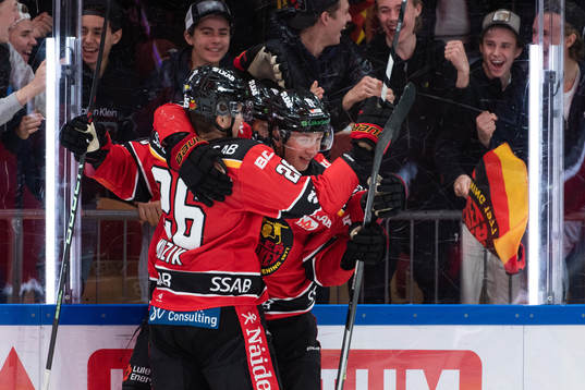 Luleås Radek Muzik jublar med lagkamrater