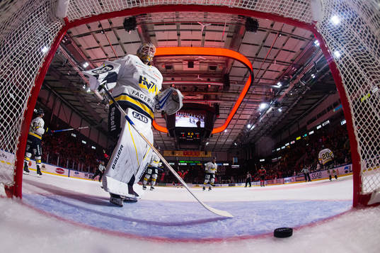 HV71s målvakt Joni Ortio deppar