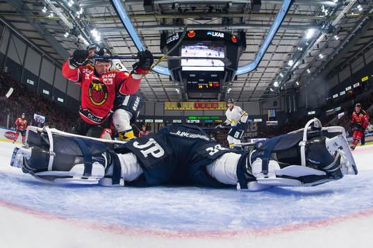 Luleås Leo Komarov framför HV71s målvakt Joni Ortio