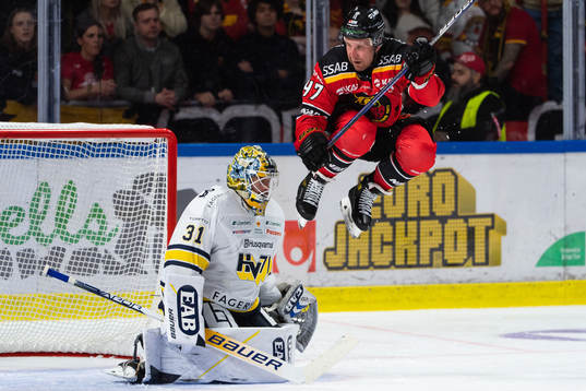 HV71s målvakt Joni Ortio och Luleås Leo Komarov