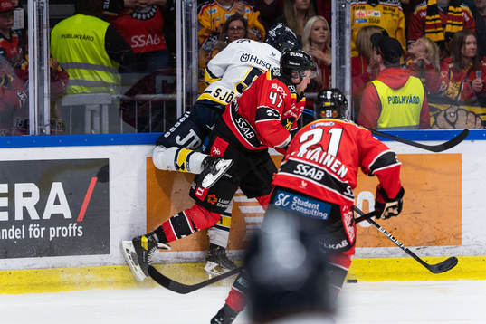 Luleås Leo Komarov tacklas