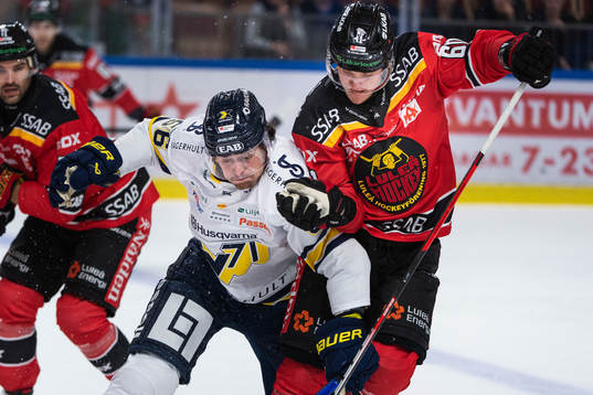 HV71s Fredrik Forsberg och Luleås Julius Honka