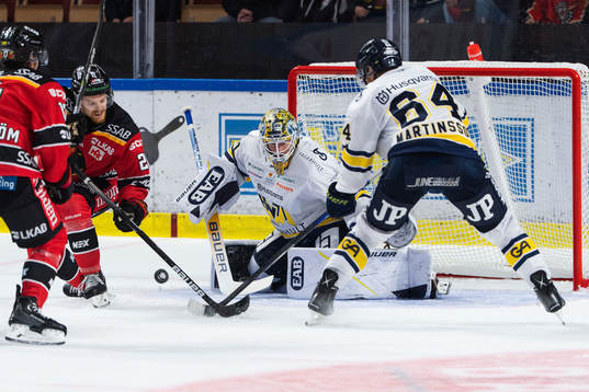 Luleås Brendan Shinnimin och HV71s målvakt Joni Ortio