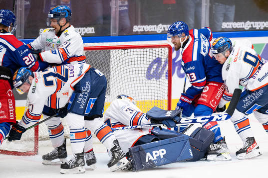 Oskarshamns Jiri Smejkal oroar framför Växjös målvakt