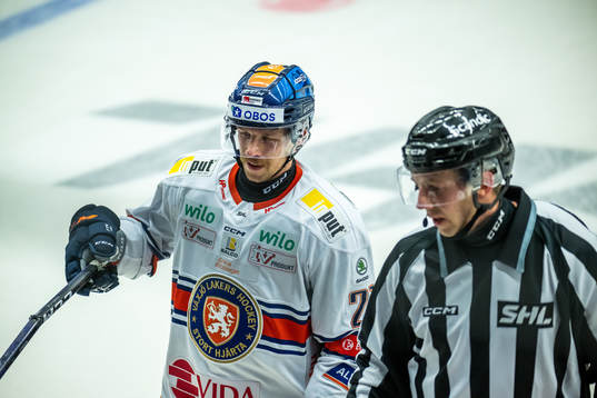 Växjös Brian Cooper med trasig klubba