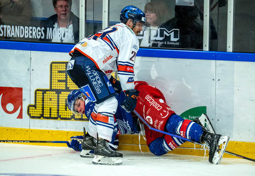 Växjös Brian Cooper tacklar Oskarshamns Anthon Eriksson