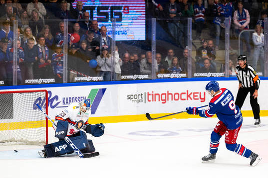 Oskarshamns Ahti Oksanen gör 5-4 bakom Växjös målvakt