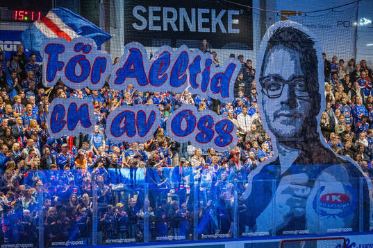 Tifo som hyllade förra klubbchefen Martin Åkerberg