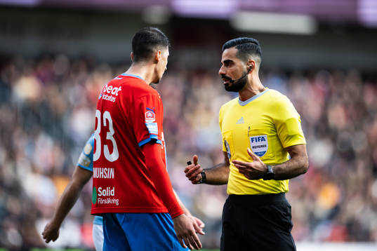 Helsingborgs Amar Muhsin diskuterar med Domare Mohammed