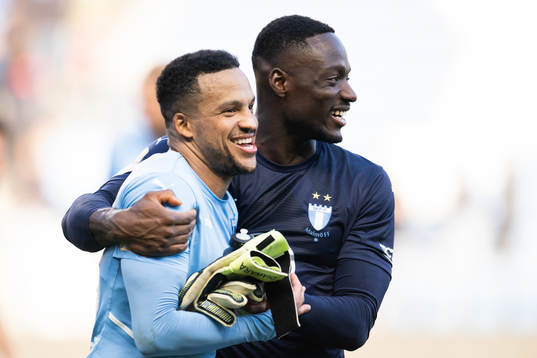 Malmö FFs Martin Olsson och målvakt Ismael Diawara jublar
