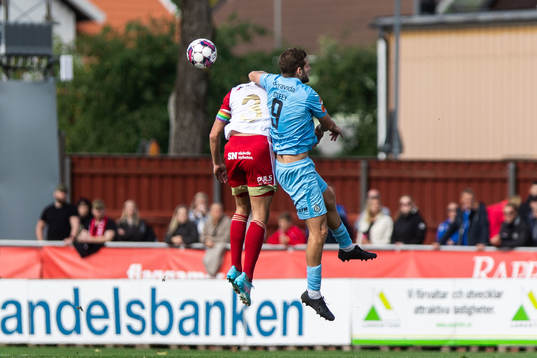 AFC Eskilstunas Ashley Coffey och Skövde AIKs Filip