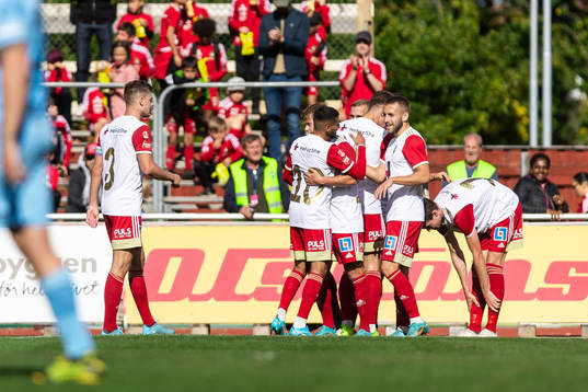 Skövde AIKs spelare jublar