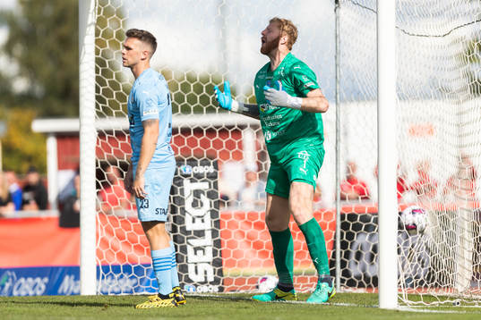AFC Eskilstunas målvakt Nick Wolters deppar