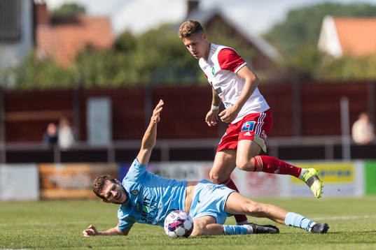 Skövdes Gabriel Wallentin och AFC Eskilstunas Ashley Coffey
