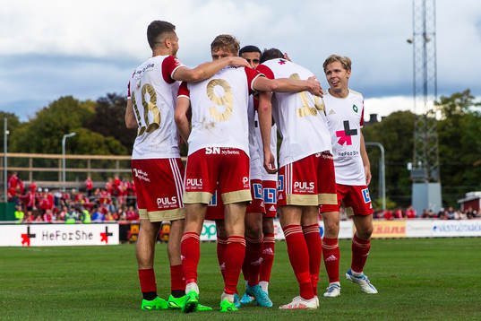 Skövde AIKs Villiam Granath jublar med lagkamrater