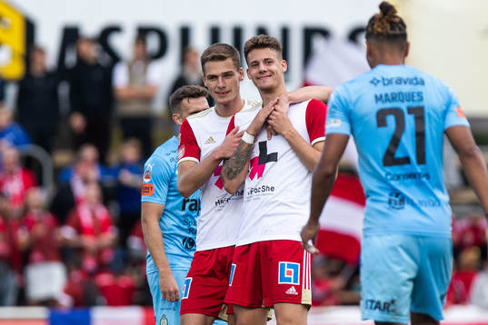 Skövde AIKs Villiam Granath jublar med Gabriel Wallentin