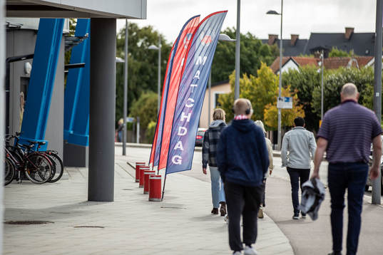 Flaggor med texten matchdag