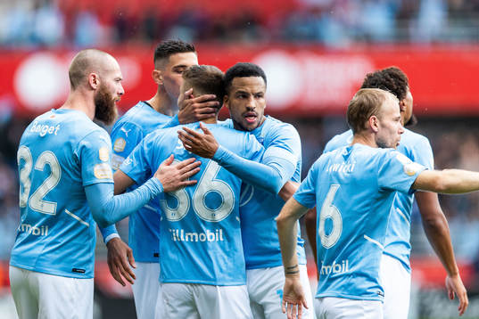 Malmö FFs Patriot Sejdiu jublar med Jo Inge Berget och