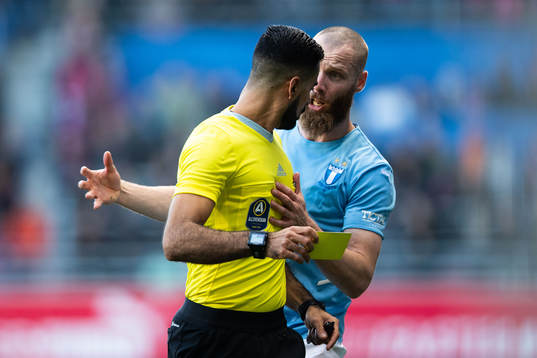 Malmö FFs Jo Inge Berget tilldelas gult kort av Domare