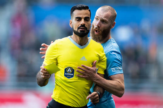 Malmö FFs Jo Inge Berget och Domare Mohammed Al-Hakim
