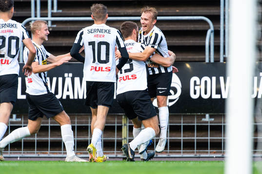 Landskronas Edvin Dahlqvist jublar med lagkamrater