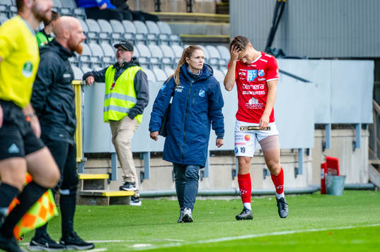 Norrbys Gustav Broman skadas och får utgå