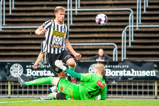 Landskronas Linus R Olsson mot Norrbys målvakt Anton