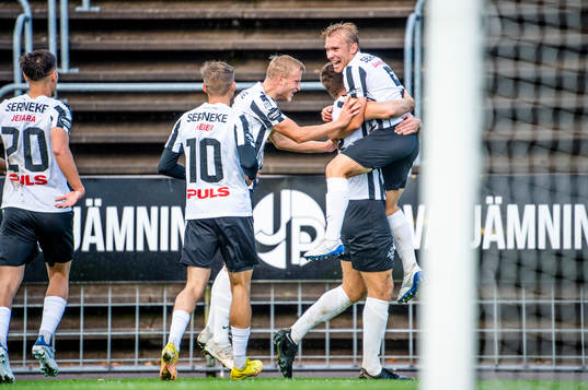 Landskronas Edvin Dahlqvist jublar med lagkamraterna