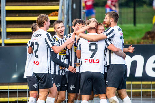 Landskronas Edvin Dahlqvist jublar med lagkamraterna