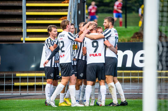 Landskronas Edvin Dahlqvist jublar med lagkamraterna