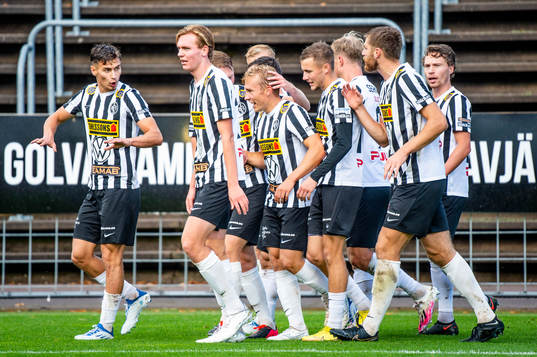 Landskronas Edvin Dahlqvist jublar med lagkamraterna