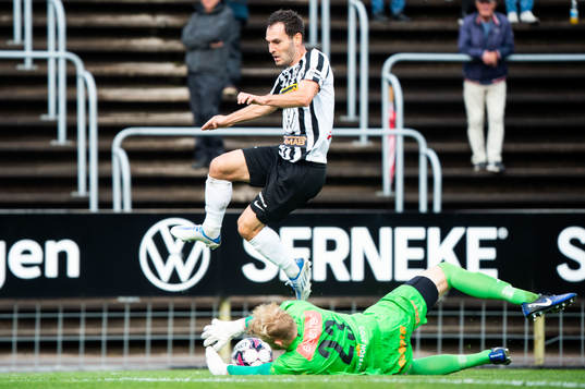 Landskronas Alexander Tkacz och Norrbys målvakt Anton