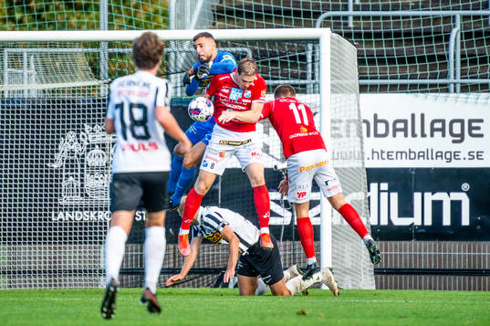 Landskronas målvakt Amr Kaddoura mot Norrbys Nicklas