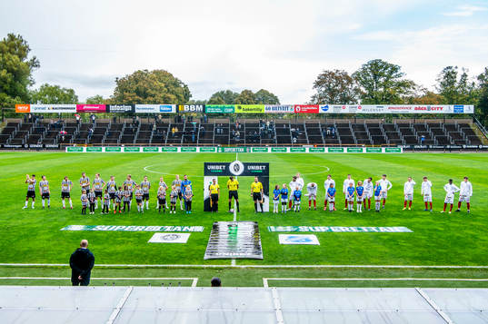 Lagen ställer upp innan fotbollsmatchen i Superettan