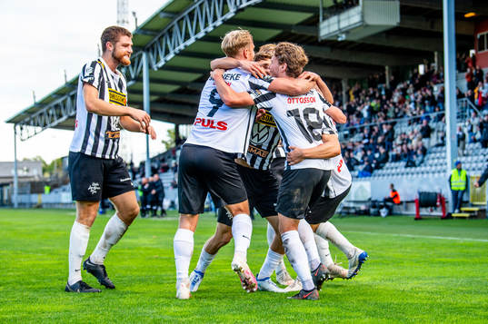 Landskronas Filip Ottosson jublar med lagkamraterna
