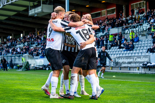 Landskronas Filip Ottosson jublar med lagkamraterna