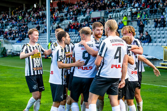 Landskronas Filip Ottosson jublar med lagkamraterna