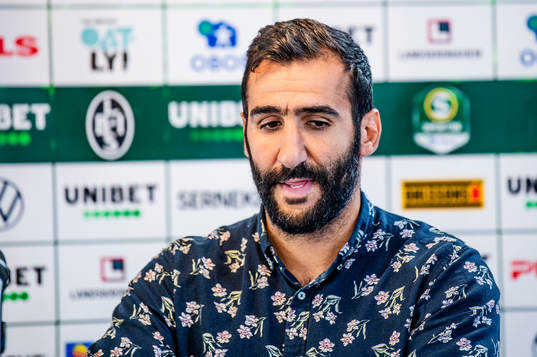 Norrbys tränare Mak Lind på en presskonferens