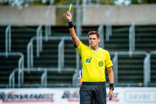 Domare Magnus Lindgren visar det gula kortet