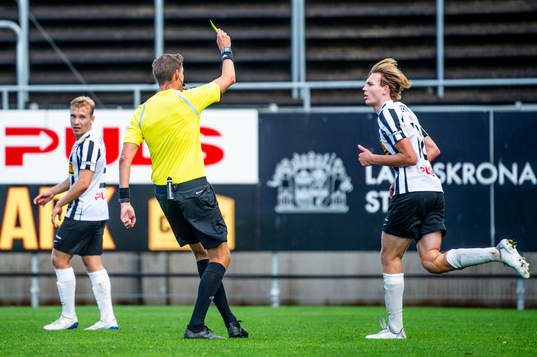 Domare Magnus Lindgren ger Landskronas Melker Jonsson gult