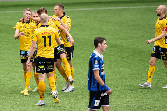 Elfsborgs spelare jublar med Alexander Bernhardsson